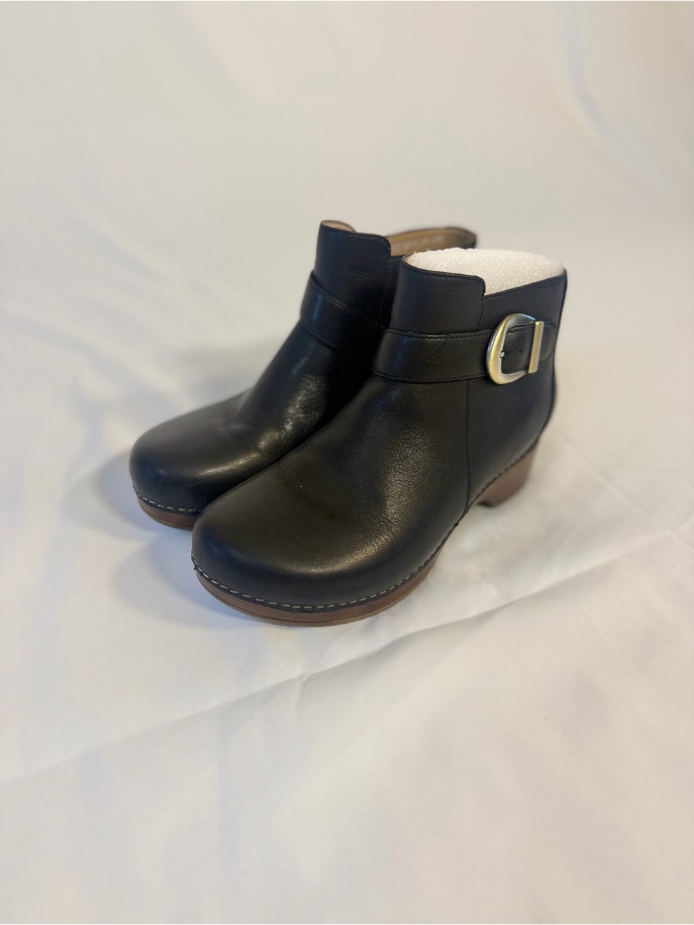 Dansko Brennan Black Leather Comfort Buckle Boots, size 39. Small scuff. - Picture 2 of 8